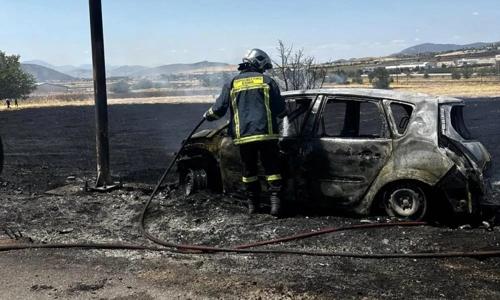 Αυτοκίνητο έπιασε φωτιά στο ύψος της Πέτρου Ράλλη